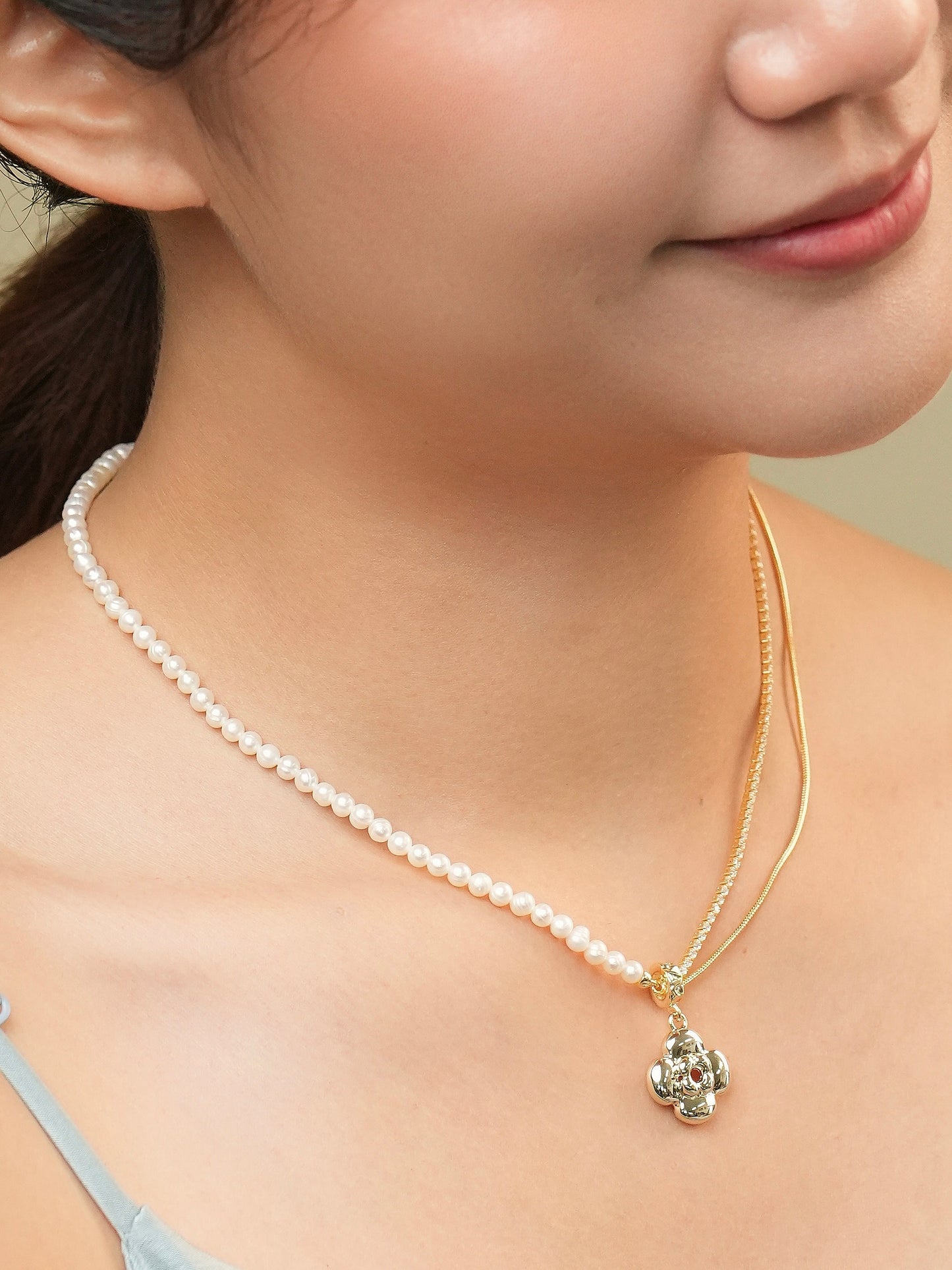 Ami Rosette Necklace Gold
