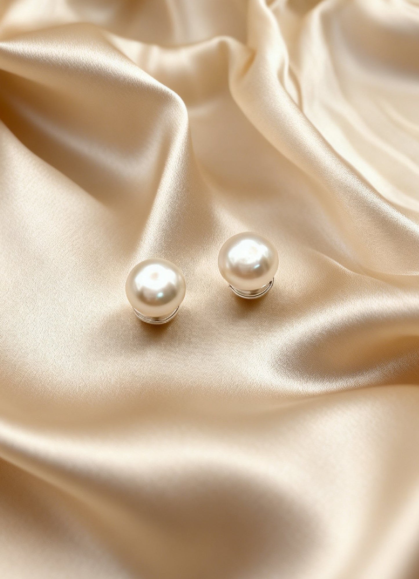 Faye Earrings White