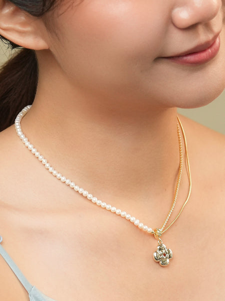 Ami Rosette Necklace Gold
