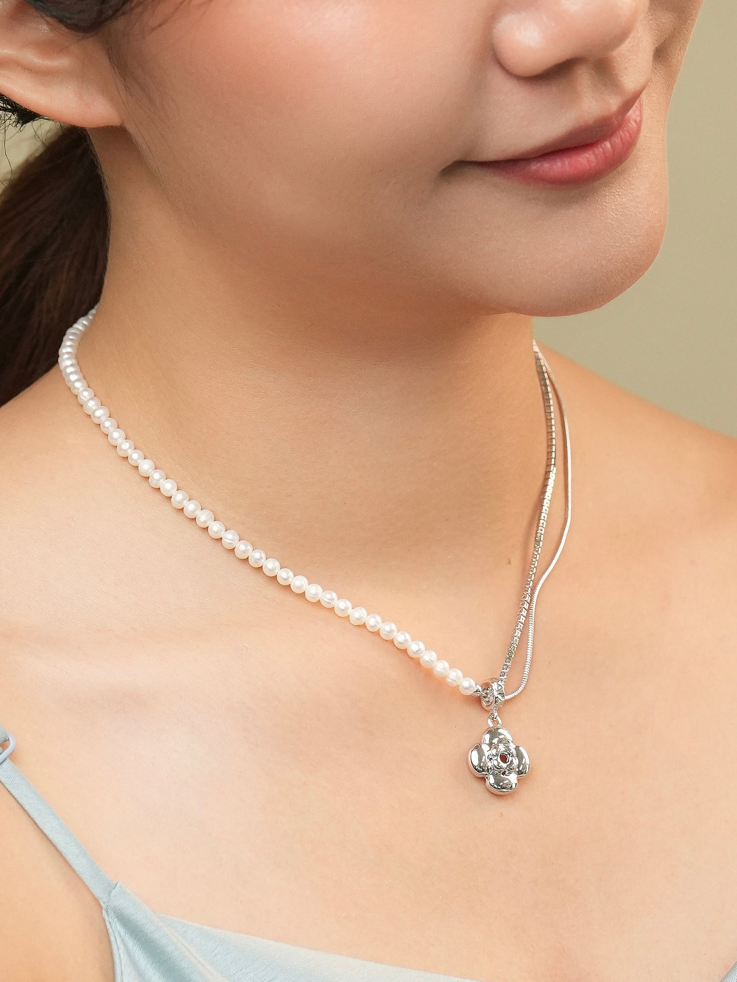 Ami Rosette Necklace Silver