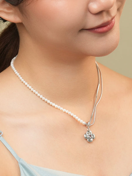Ami Rosette Necklace Silver