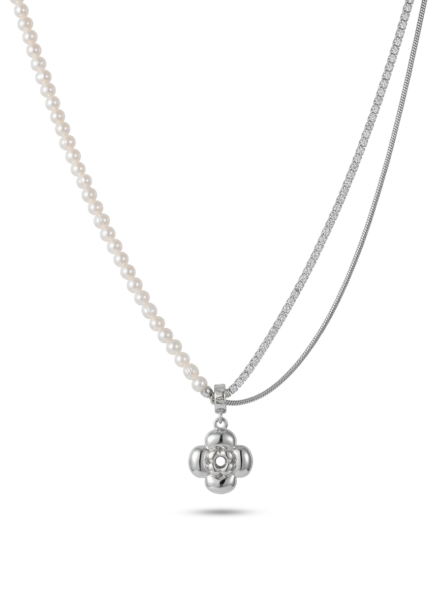 Ami Rosette Necklace Silver